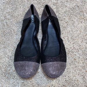 New VINCE CAMUTO Ernest black glitter flats 10